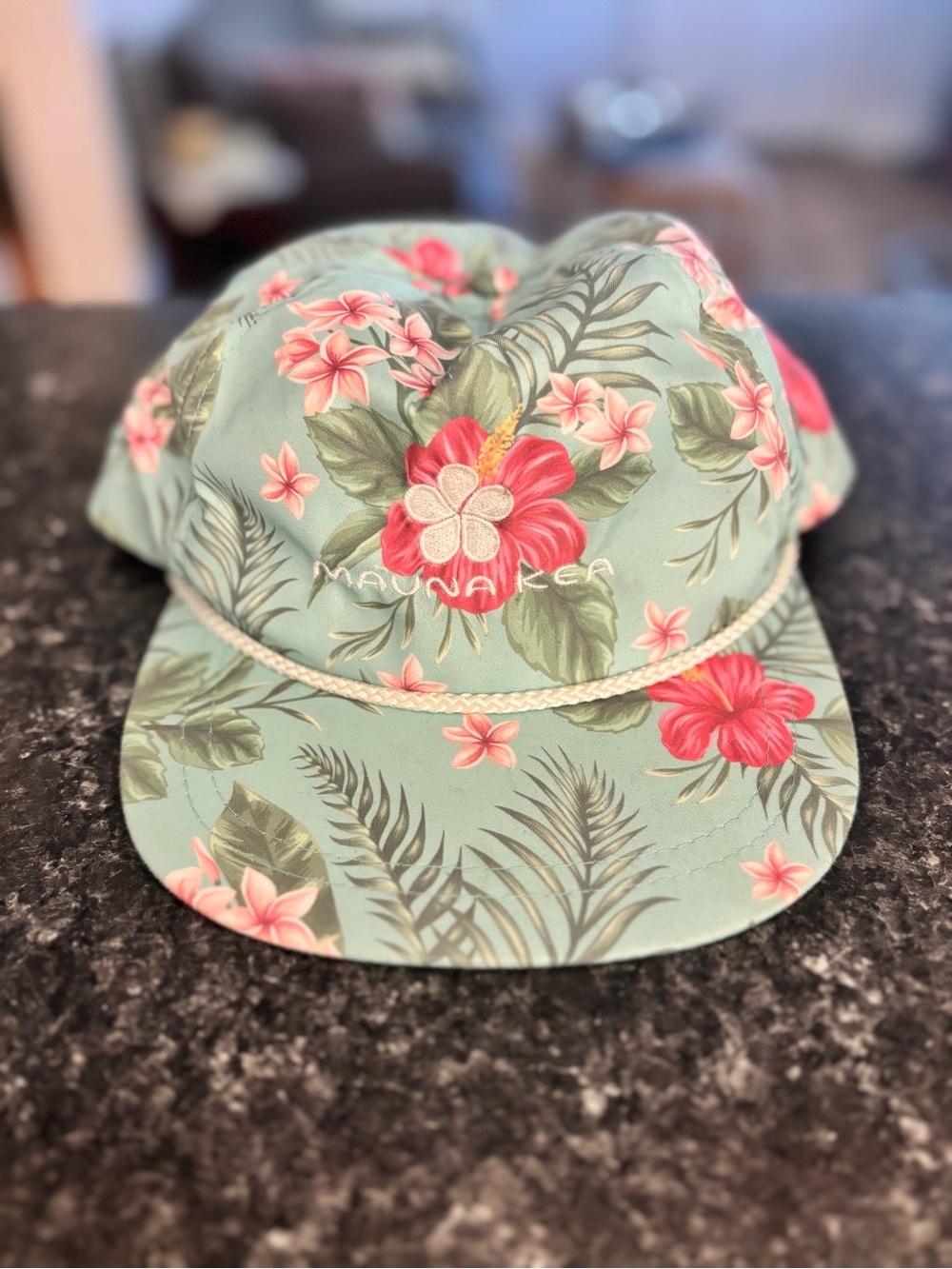 Fun tropical print Mauna Kea Hawaii hat, excellent condition!